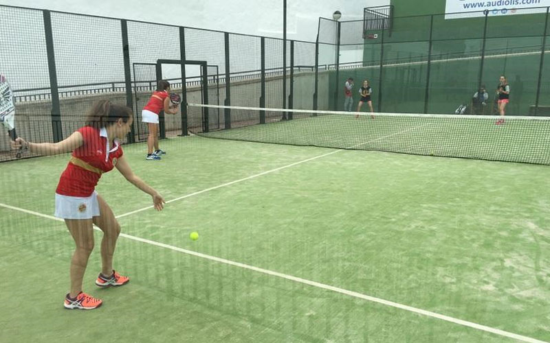 Chicas disputan un partido de padel