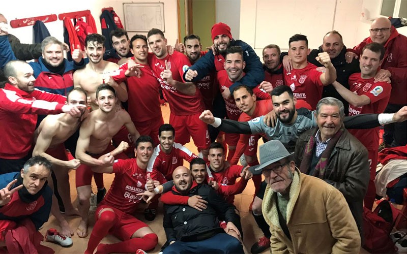 Jugadores del CD Torreperogil celebran la victoria en el vestuario