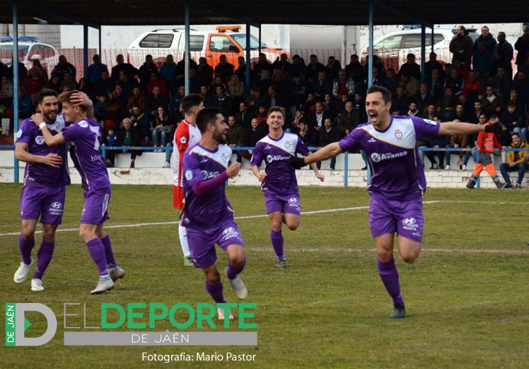 El delantero del Real Jaén, Antonio López, anotó dos goles frente al Martos CD.