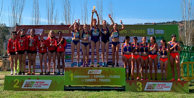 Atletas celebran el título de campeonas de España de campo a través por equipos