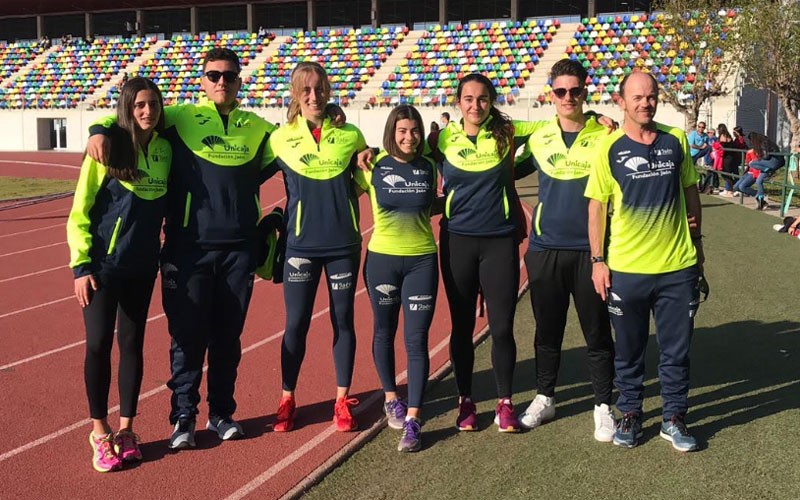 Los atletas del Unicaja Atletismo en la pista de Castellón