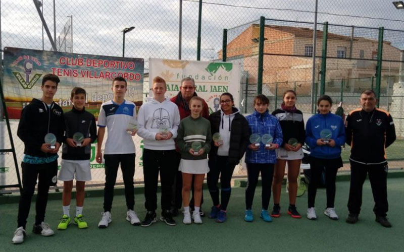 Jugadores posan con los trofeos del Campeonato Provincial de Tenis de Jaén