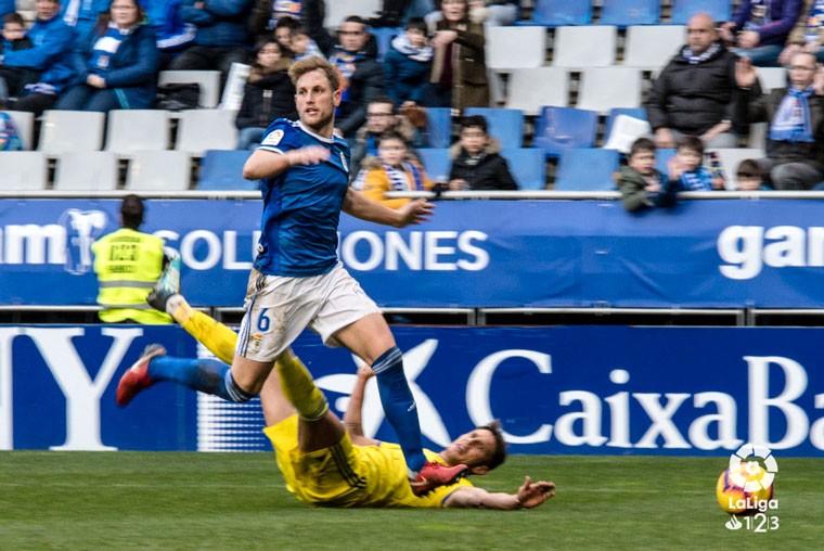 Carlos Hernández, en el partido del Real Oviedo ante el Cádiz CF.