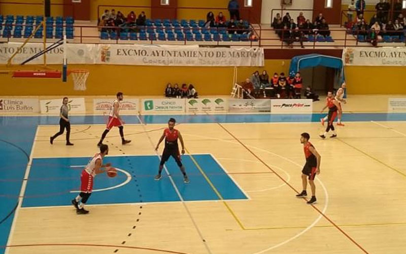 Jugadores de CB Andújar y CB Martos durante el partido