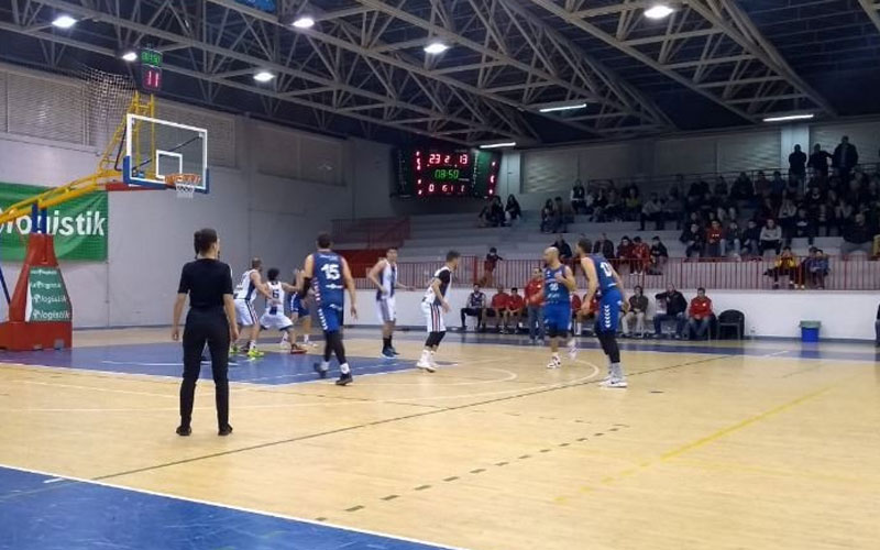 Jugadores de baloncesto en una pista