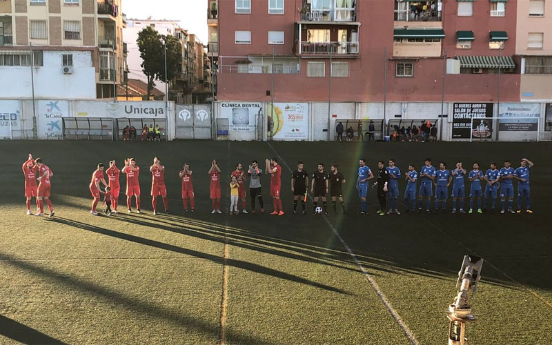 Jugadores de El Palo y Torreperogil saludan al público