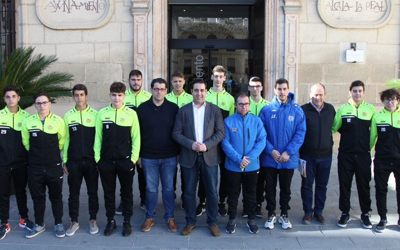 Alcalá la Real acoge a los mejores clubes de Hockey Sala Juvenil de España Jugadores del Club Hockey Alcalá la Real posan junto al alcalde