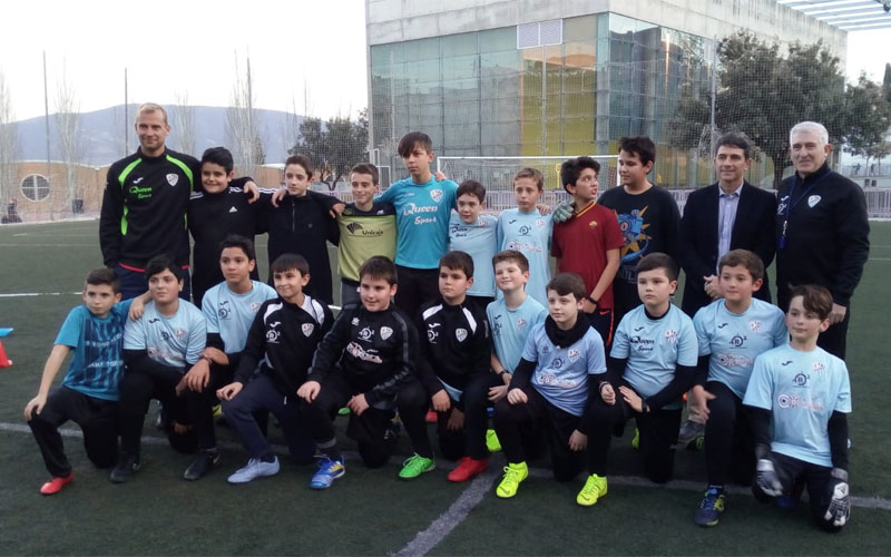 Niños y autoridades en la inauguración del campo de fútbol en Jaén