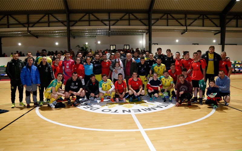 El Jaén FS inauguró el nuevo pabellón de Chilluévar Jugadores de Jaén FS y Chilluévar