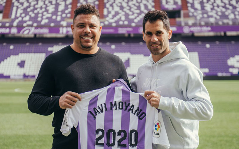 Javi Moyano y Ronaldo sujetan una camiseta del Real Valladolid