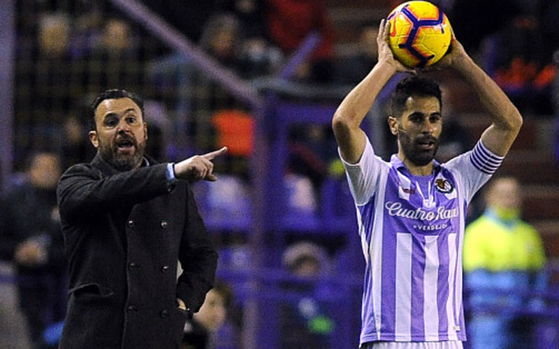 Javi Moyano saca de banda en el partido entre Valladolid y Villareal