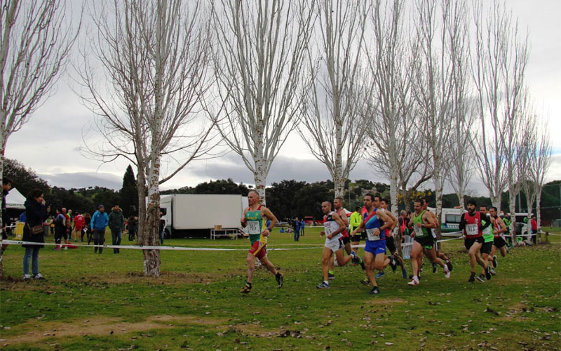 Atletas corriendo campo a través