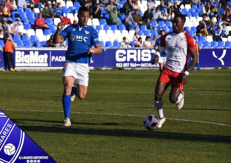 Ataque del Martos CD en el partido contra el Linares Deportivo