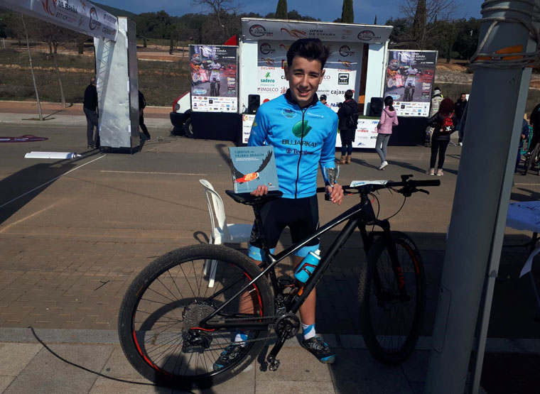 Luis López, de la Escuela de Ciclismo Bujarkay-Triki Beltrán, en la Vuelta a Córdoba