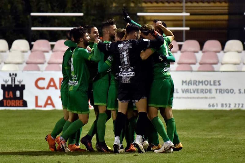 Futbolista del Atlético Mancha Real celebrando la victoria