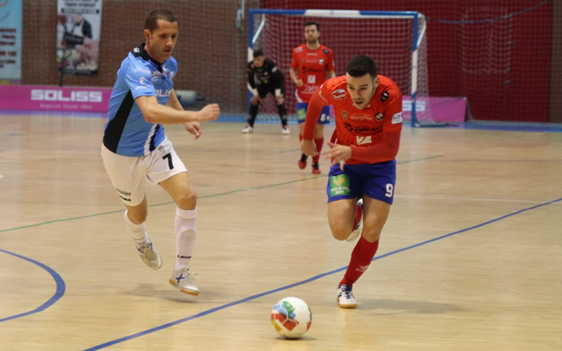 Un jugador del Mengíbar FS conduce una pelota