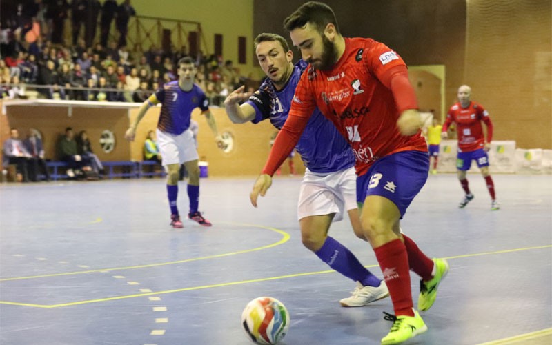 Un jugador del Mengíbar FS maneja la pelota