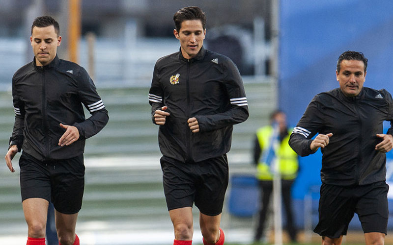 Munuera Montero sigue acumulando experiencia en La Liga Munuera Montero calentando en Anoeta