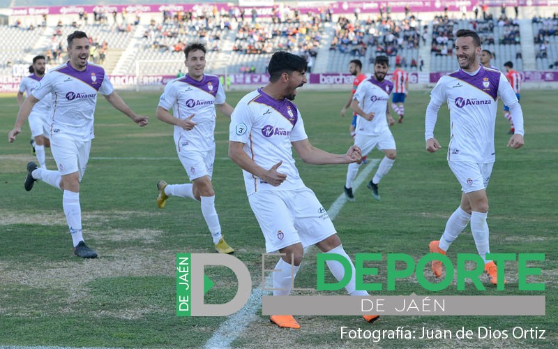 Jugadores del Real Jaén celebran un gol 