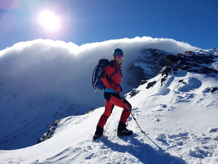 Rosa Bárcenas escalando una montaña nevada