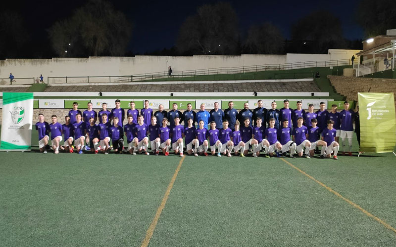 Jugadores de las selecciones de Jaén en una foto de grupo en un campo de fútbol