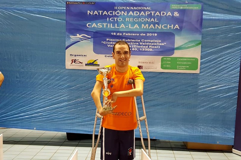 Miguel Ángel Martínez Tajuelo con las tres medallas y el título de mejor nadador del Open Nacional