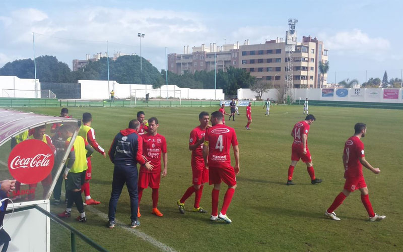 Jugadores del CD Torreperogil celebran un gol