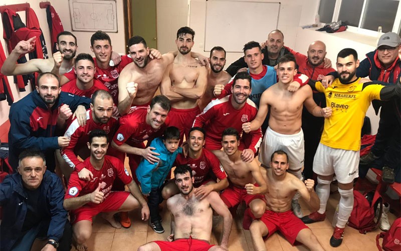 Jugadores del CD Torreperogil celebran la victoria