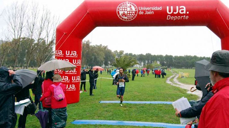 Un corredor entra a meta en una prueba organizada por la UJA 