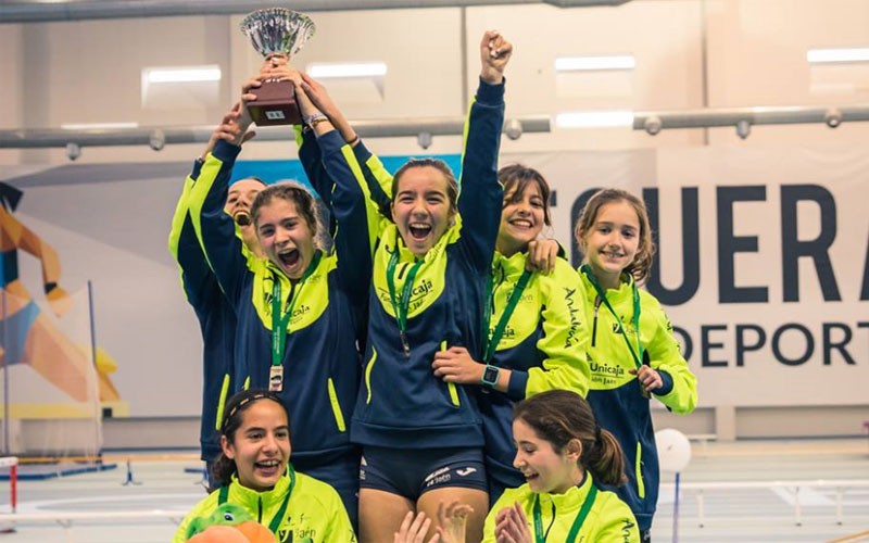 El equipo femenino sub-14 de Unicaja Atletismo celebrando el trofeo de campeón