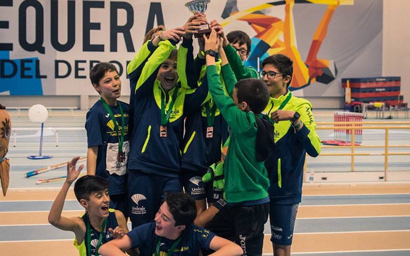El equipo masculino de Unicaja Atletismo se llevó la medalla de bronce Atletas del Unicaja Atletismo levantando un trofeo