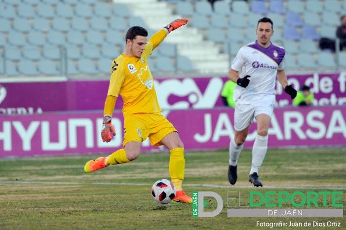 Javi Cuenca, ante Antonio López en el estadio de La Victoria.