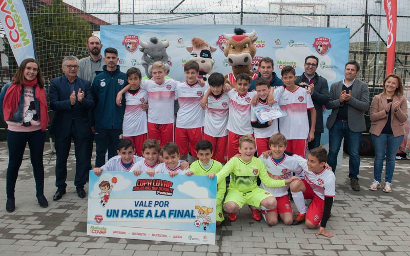 Jugadores del Atlético Jaén celebran el título de la Copa Covap