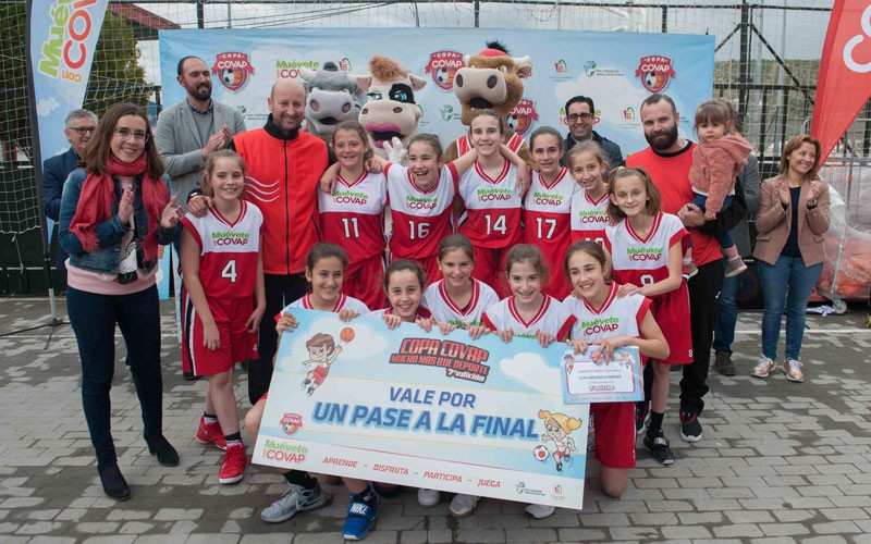 Jugadoras del CB Martos celebran el título en la Copa Covap