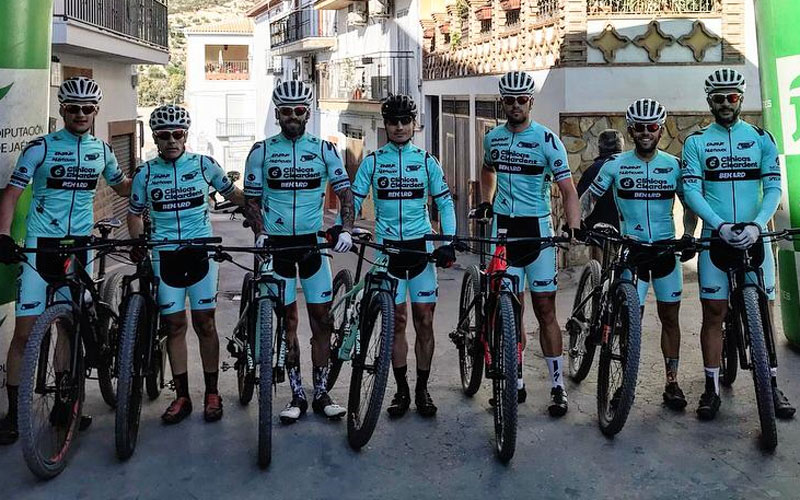 Ciclistas del equipo Cleardent Clínica Luis Baños