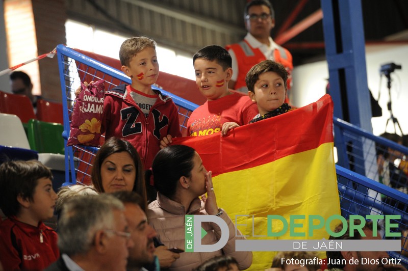 Niños en el pabellón San Andrés animando a España