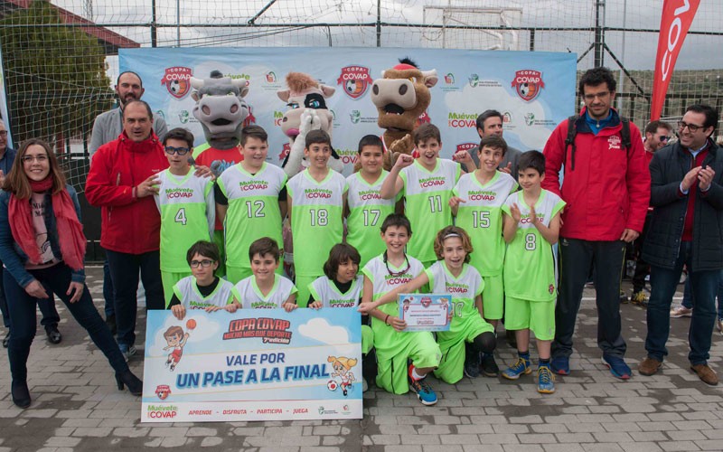 Jugadores del Linabasket celebran el campeonato en la Copa Covap