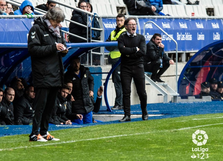 Anquela dirigiendo un partido del Real Oviedo