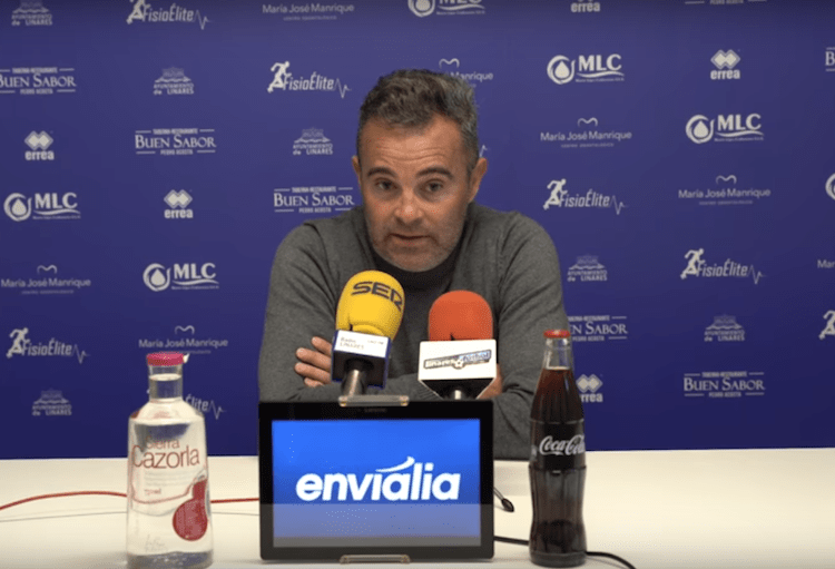 El entrenador del Linares, Juan Arsenal, en rueda de prensa. Foto: LDPLAY