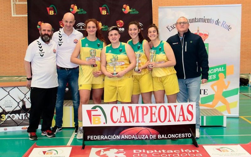 Las jugadoras del CAB Linares recogen sus trofeos