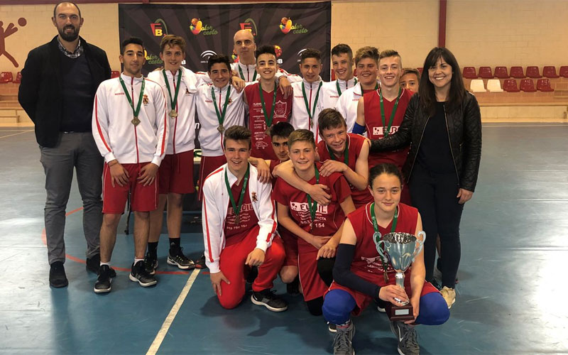 Jugadores del CB Sabiote en la entrega de trofeos