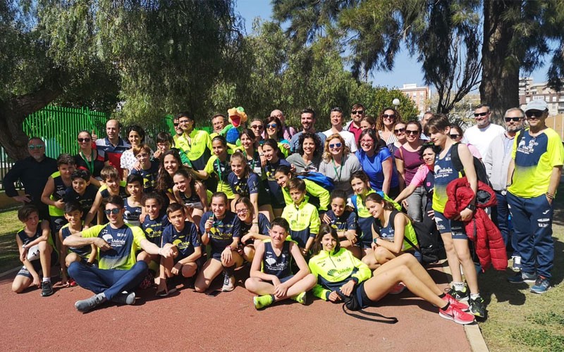 Los atletas del equipo sub-14 del Unicaja Atletismo junto a sus familiares