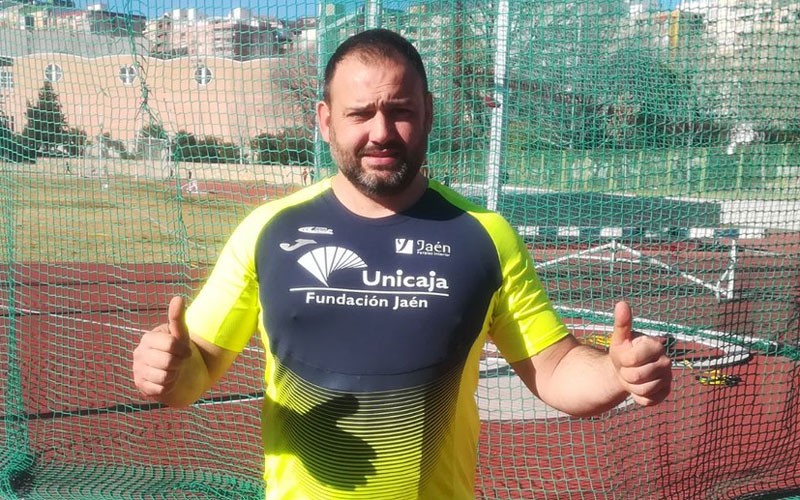 Carlos Hugo del Unicaja Atletismo en la pista de La Salobreja