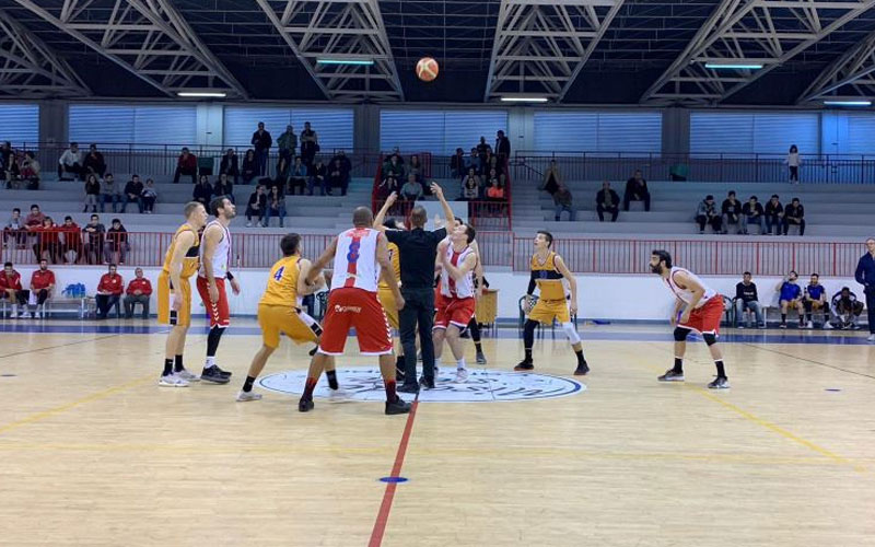 Jugadores en el salto inicial de un partido de Liga EBA