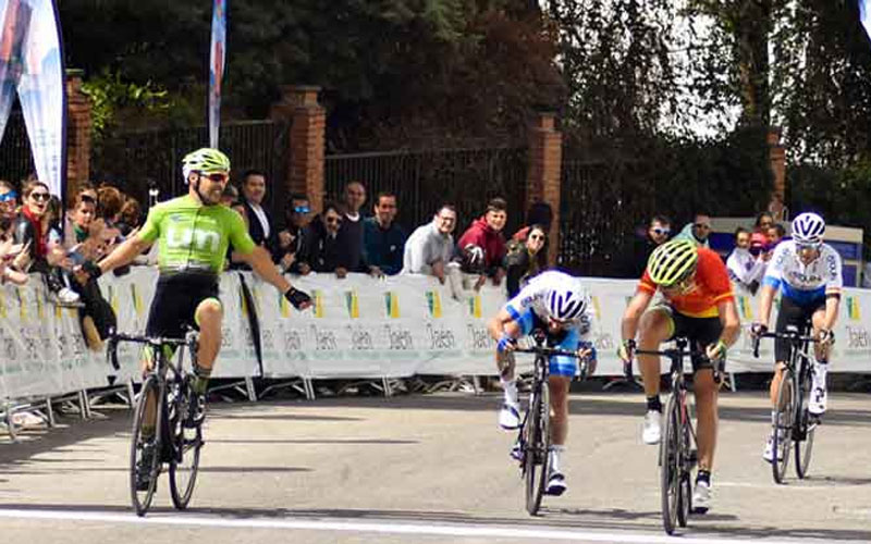 Ciclistas entrando a meta en la Clásica Ciudad de Cazorla