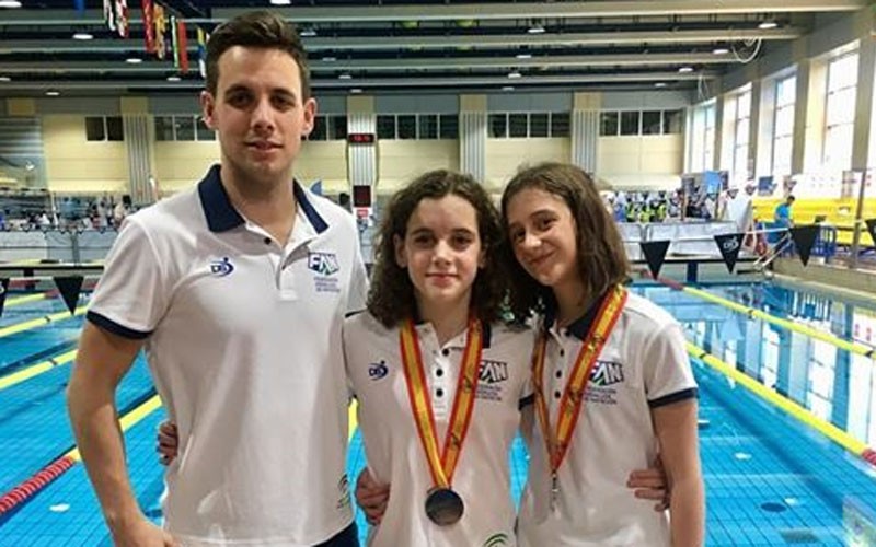 Nadadoras y técnico del CN Santo Reino en la piscina 