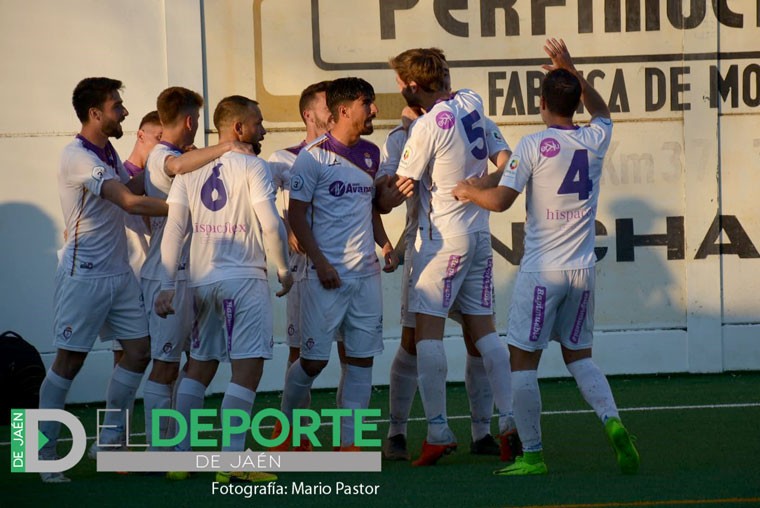 Los futbolistas del Real Jaén celebran el tanto de Raúl García