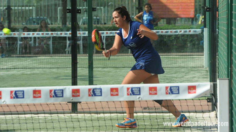 Laura Martínez jugando al padel