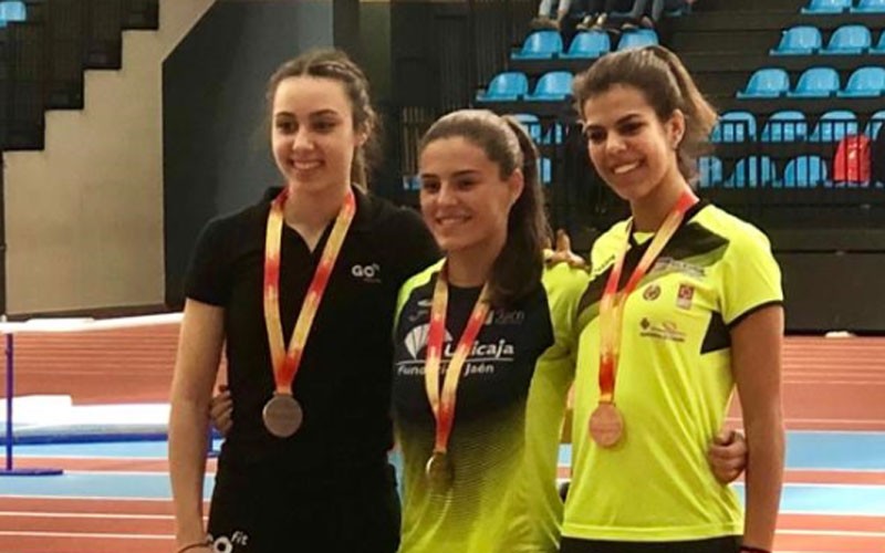 Isabel Velasco, campeona de España sub-20 de 60 m vallas en pista cubierta Isabel Velasco en el podio como campeona de España en 60 m vallas