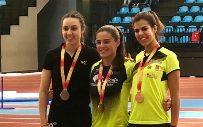 Isabel Velasco en el podio como campeona de España en 60 m vallas